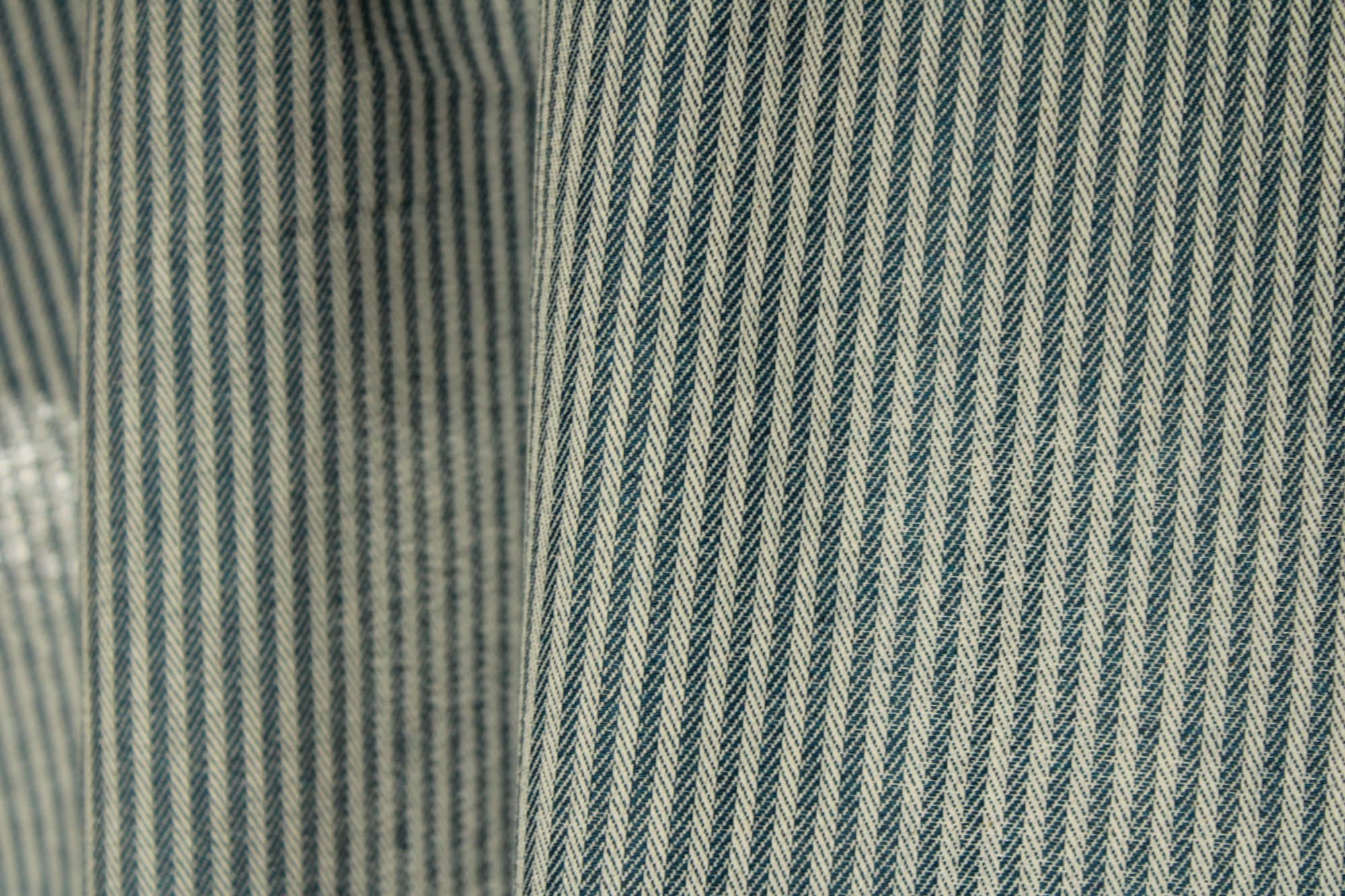 Blauwe gestreepte gordijnen met verfijnd visgraatpatroon in de plooi sfeerfoto qual 2604 van okika