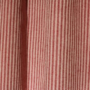 Burgundy gordijnen met gestreept dessin en verfijnde visgraatstructuur in de plooiv