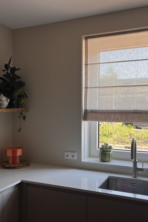 interieursetting met onze zen weave inebetween vouwgordijenn in een klant zijn keuken.,