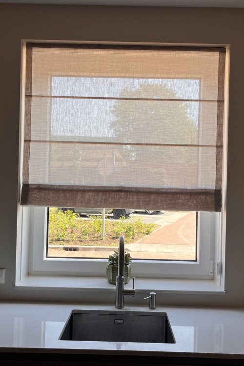 Zen Weave soft taupe vouwgordijn in woonkamer met linnen look inbetween stof en strakke valling