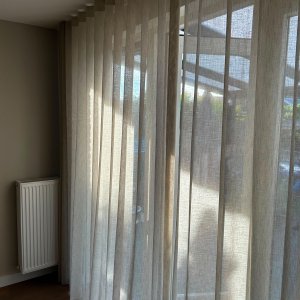 beige inbetween gordijnen in een wave plooi van 8cm, interieur foto van een klant in een woonkamer,