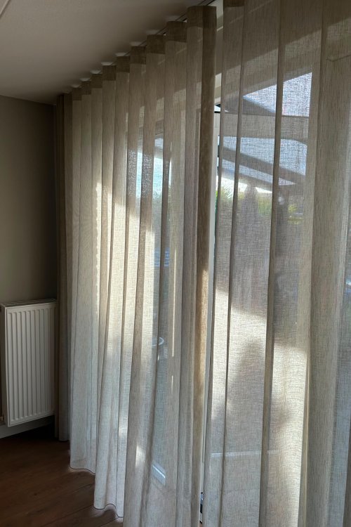 beige inbetween gordijnen in een wave plooi van 8cm, interieur foto van een klant in een woonkamer,