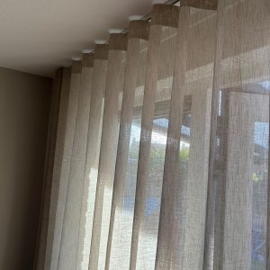 beige inbetween gordijnen in een wave plooi van 8cm, interieur foto van een klant in een woonkamer, details van de wave gordijnen met linnen look