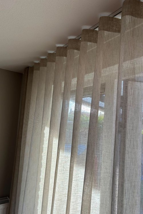 beige inbetween gordijnen in een wave plooi van 8cm, interieur foto van een klant in een woonkamer, details van de wave gordijnen met linnen look
