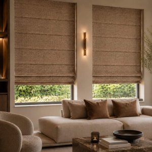 Beige chenille vouwgordijnen in een rustig en licht modern interieur als sfeerimpressie.