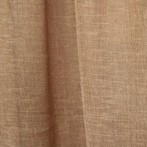 Hangende beige vitrage gordijnen met een fijne linnenlook structuur.