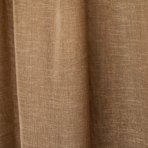 close-up van beige vitrage gordijnen met een natuurlijke linnenlook structuur