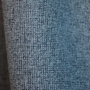 Detail van blauwe verduisterende PureShade gordijnen met zicht op de geweven voorzijde en de meekleurende verduisterende achterkant.