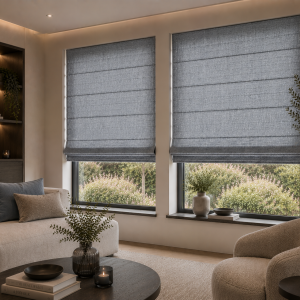 Sfeerimpressie van blauwgrijze chenille velvet vouwgordijnen met baleinen achter de stof in een luxe moderne woonkamer.