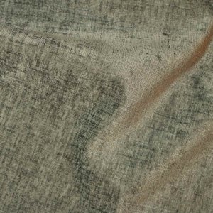 Close-up van blauwgrijze chenille velvet stof voor vouwgordijnen, los gedrapeerd om de structuur goed te laten zien.