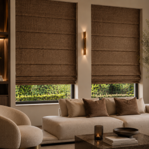 Luxe woonkamer met bruine chenille vouwgordijnen in een warme aardetint en een licht gemêleerde structuur.