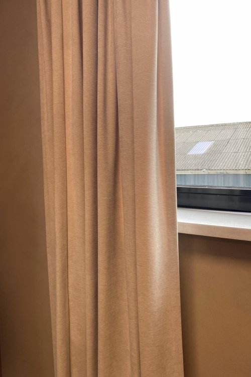 chenille-gordijnen-creme-enkele-plooi-interieursetting-open (1) Chenille gordijnen in crème kleur hangend in een strakke enkele plooi, gordijnen wanneer ze open zijn