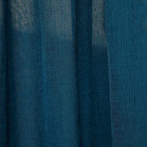 Hangende donkerblauwe vitrage met een fijne linnenlook structuur