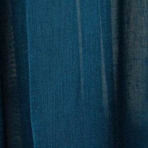 Close-up van de fijne weving van donkerblauwe vitrage met een linnenlook