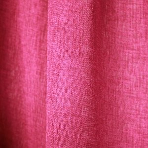 Stofdetail van donker roze vitrage met een linnenlook weving