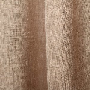 Greige vitrage, een combinatie van beige en grijs, hangend in gelijkmatige plooien.