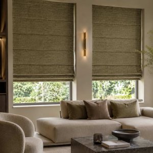 Luxe moderne woonkamer met mosgroene chenille vouwgordijnen op maat als sfeerimpressie.