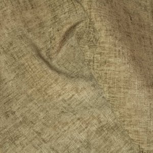 Close-up van groene vouwgordijnen uit de Chenille Velvet collectie, waarbij de chenillestructuur goed te zien is.