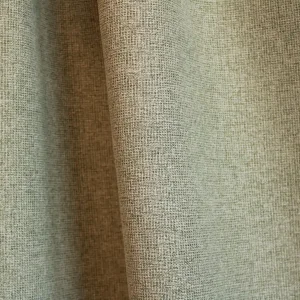 Sfeerfoto van groene verduisterende PureShade gordijnen. De groene kleur en de fijne geweven structuur komen duidelijk naar voren.