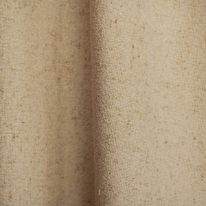 Ivoorkleurige Soft Bouclé gordijnen in een dubbele plooi, waarbij de fijne linnenstructuur en subtiele lusjesweving zichtbaar zijn.