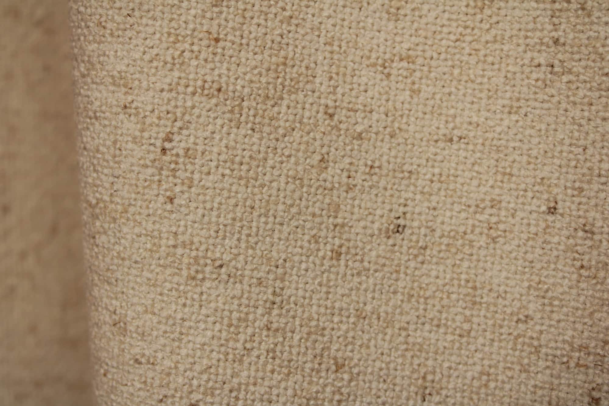 Ivoorkleurige Soft Bouclé stofdetails met een fijne linnenstructuur en subtiele lusjesweving goed zichtbaar
