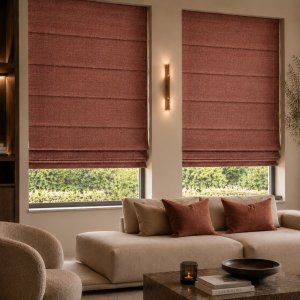 Sfeerimpressie van op maat gemaakte mauve chenille velvet vouwgordijnen in een stijlvolle moderne woonkamer.