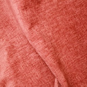 Gedrapeerde stof van mauve vouwgordijnen uit de Chenille Velvet collectie met een duidelijk zichtbare structuur.