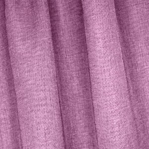 Mauvekleurige linnenlook vitrage die in de plooi hangen.