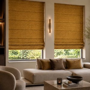 Okergele vouwgordijnen van chenille in een luxe woonkamer als sfeerimpressie.
