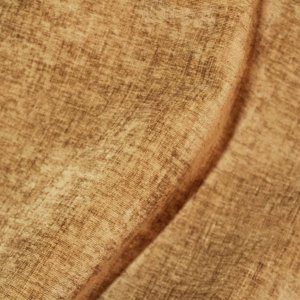 Olijfgroene vouwgordijnen uit de Chenille Velvet collectie met een stofdetail waarop de chenillestructuur goed te zien is.