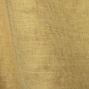 Stofdetail van pastelgele linnenlook vitrage met een fijne geweven structuur.
