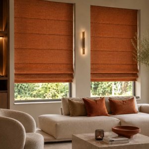 Roestkleurige chenille velvet vouwgordijnen als sfeerimpressie in een warm en modern woonkamerinterieur.