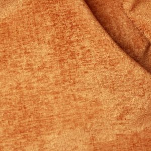 roestkleurige vouwgordijnen uit de Chenille Velvet collectie met de stof gevouwen, zodat de chenillestructuur goed zichtbaar is.