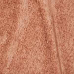 roze vouwgordijnen uit de Chenille Velvet collectie met de stof gevouwen, zodat de chenille weving mooi in beeld is