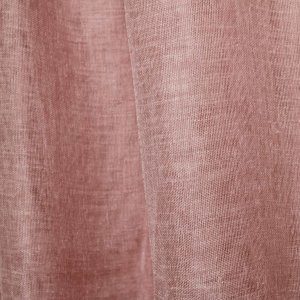 Roze linnenlook vitrage hangend in plooien en linnenlook structuur zichtbaar