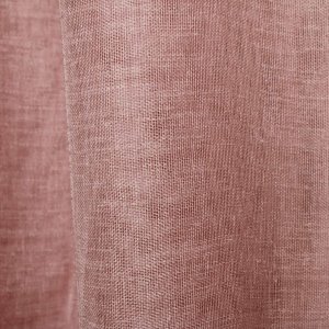 Detail van de roze linnenlook vitrage stof waarbij de fijne structuur zichtbaar is.