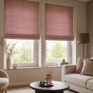 Roze chenille vouwgordijnen als sfeerimpressie in een moderne woonkamer. De afbeelding laat zien hoe de roze chenille stof als vouwgordijn in een interieur oogt.