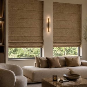 Soft taupe chenille velvet vouwgordijnen als sfeerimpressie in een warm en eigentijds woonkamerinterieur.