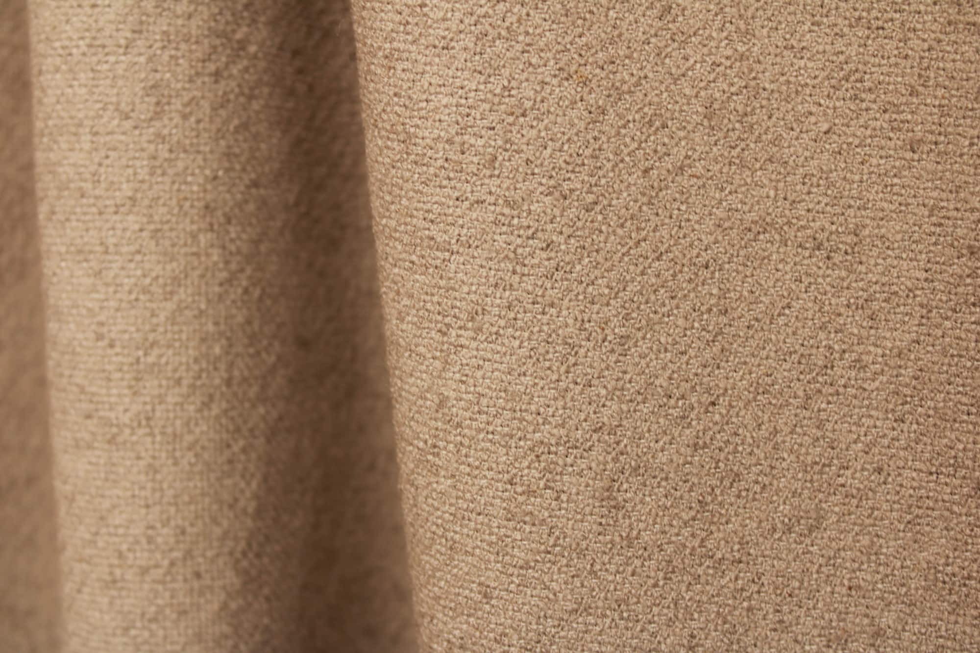 Close-up van taupekleurige Soft Bouclé met een fijne, gemêleerde structuur van boucle en linnen
