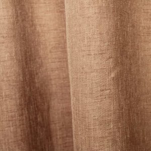 Taupe linnenlook vitrage DES2602 met een natuurlijke geweven uitstraling. sfeerfoto van de gordijnen hangend in de plooi