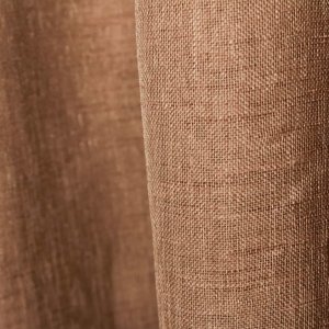 Close-up van de fijn geweven taupe vitrage stof DES2602 met linnenlook structuur.