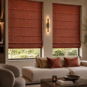 Terra chenille velvet vouwgordijnen met baleinen achter de stof in een luxe moderne woonkamer met een subtiel gemêleerde structuur en warme aardetint.