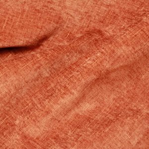 Terrakleurige chenille velvet vouwgordijnen met de stof gedrapeerd, waardoor de zachte chenillestructuur, volle kwaliteit en warme terratint goed zichtbaar zijn.